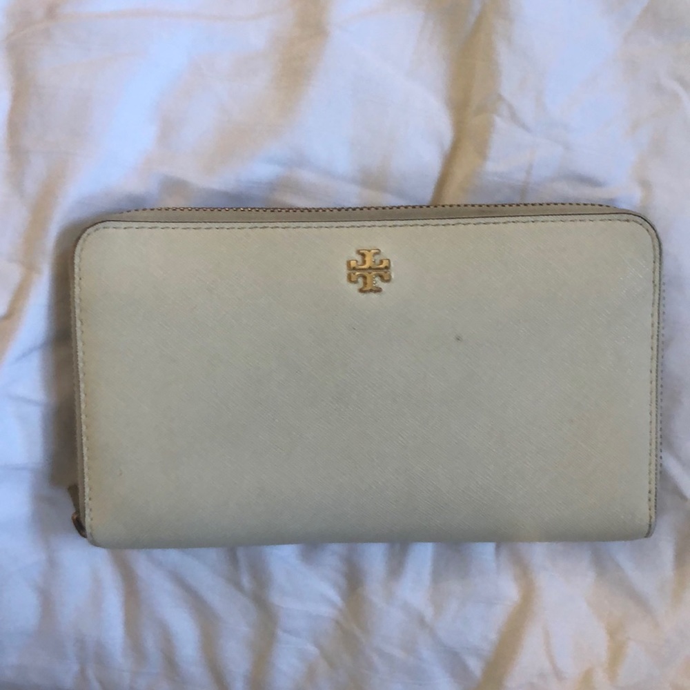 White tory burch wallet